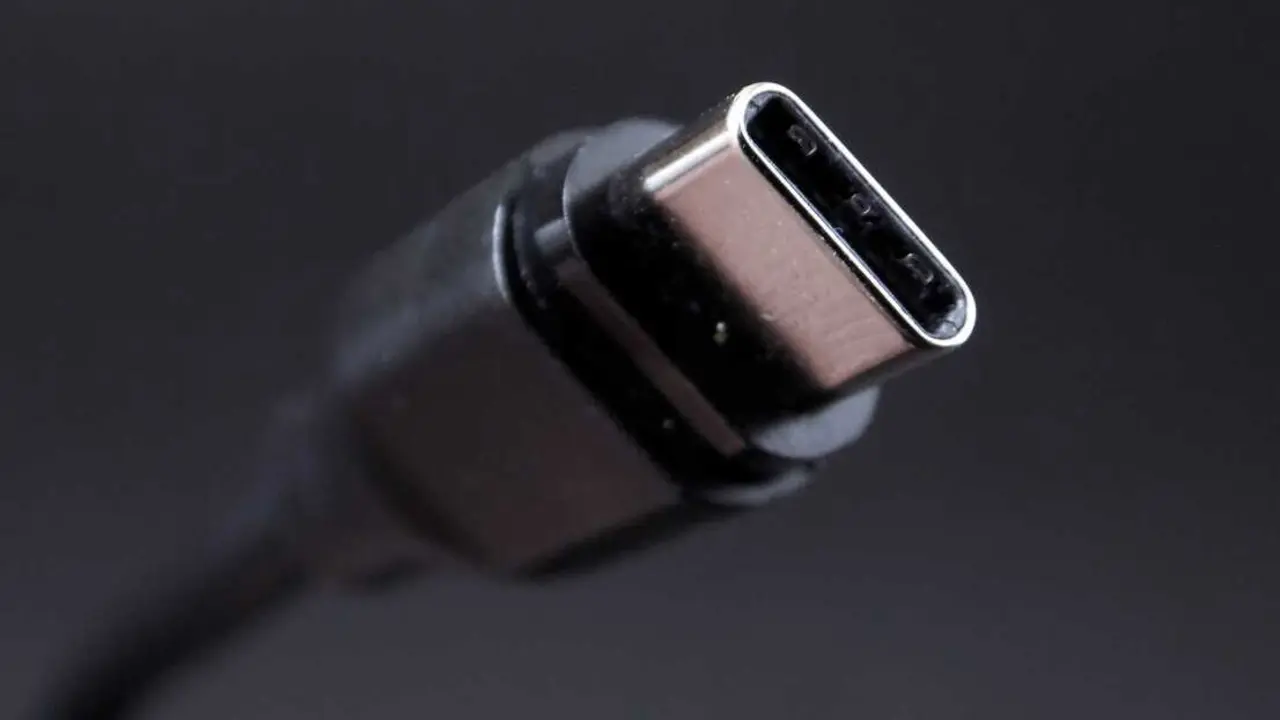 Un cable USB. / EP