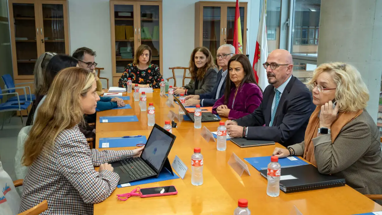 Los consejeros de Salud, C&eacute;sar Pascual, y de Inclusi&oacute;n Social, Juventud, Familias e Igualdad, Bego&ntilde;a G&oacute;mez
del R&iacute;o, se re&uacute;nen con la Comisi&oacute;n de Coordinaci&oacute;n Sociosanitaria. / Alerta