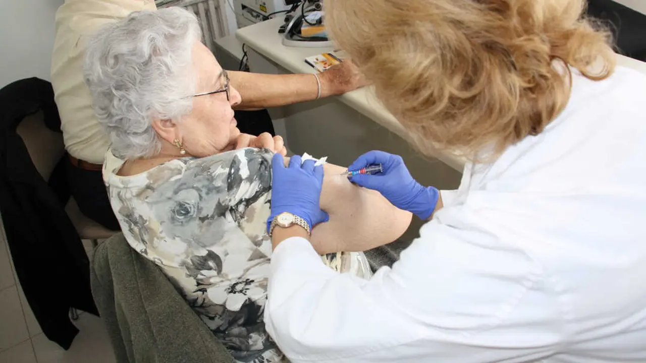 Una persona mayor recibe la vacuna de la gripe en su centro de salud para evitar contagios durante la &eacute;poca de frio. / EP