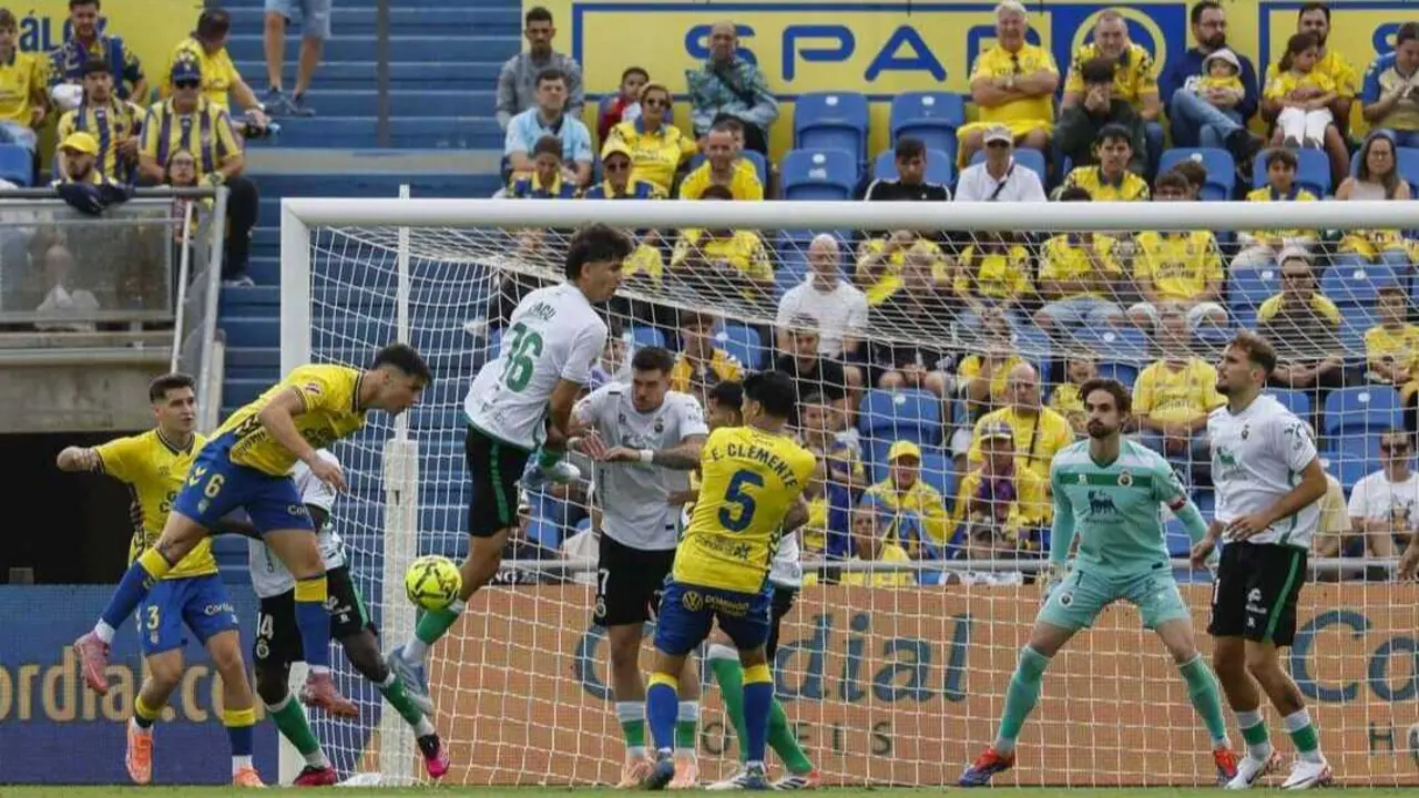 Una de las jugadas del partido ante Las Palmas. / L.H.