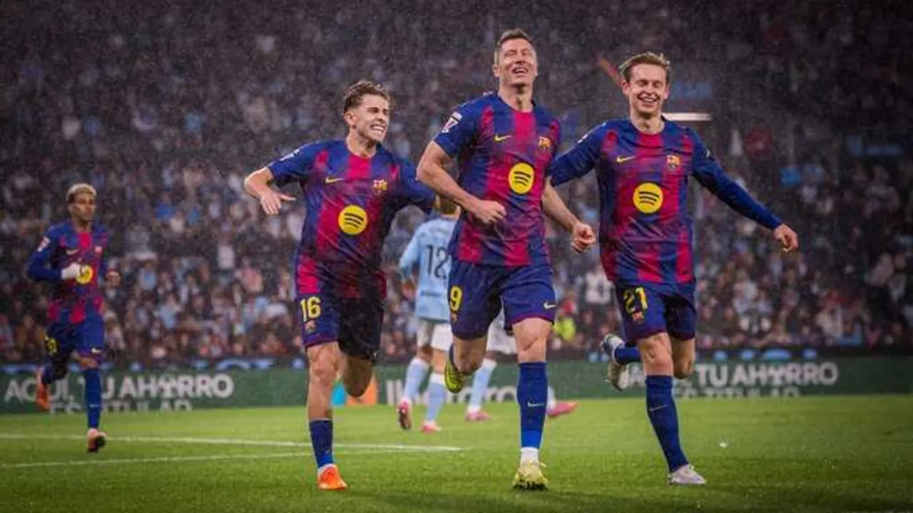 Los jugadores del Barcelona celebran el gol de Lewandowski. / FC Barcelona