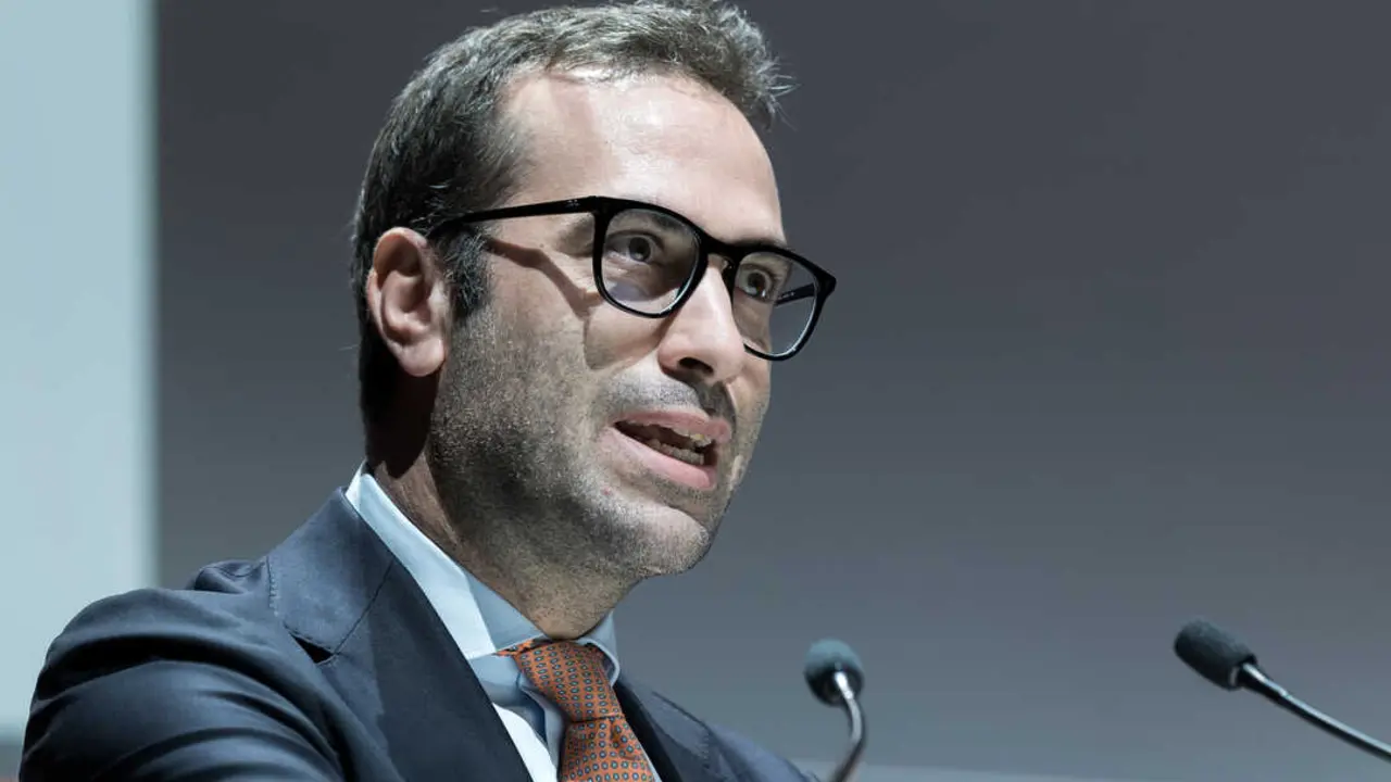 El ministro de Econom&iacute;a, Carlos Cuerpo, se ha reunido con CATL, gigante de las bater&iacute;as el&eacute;ctricas. / EP