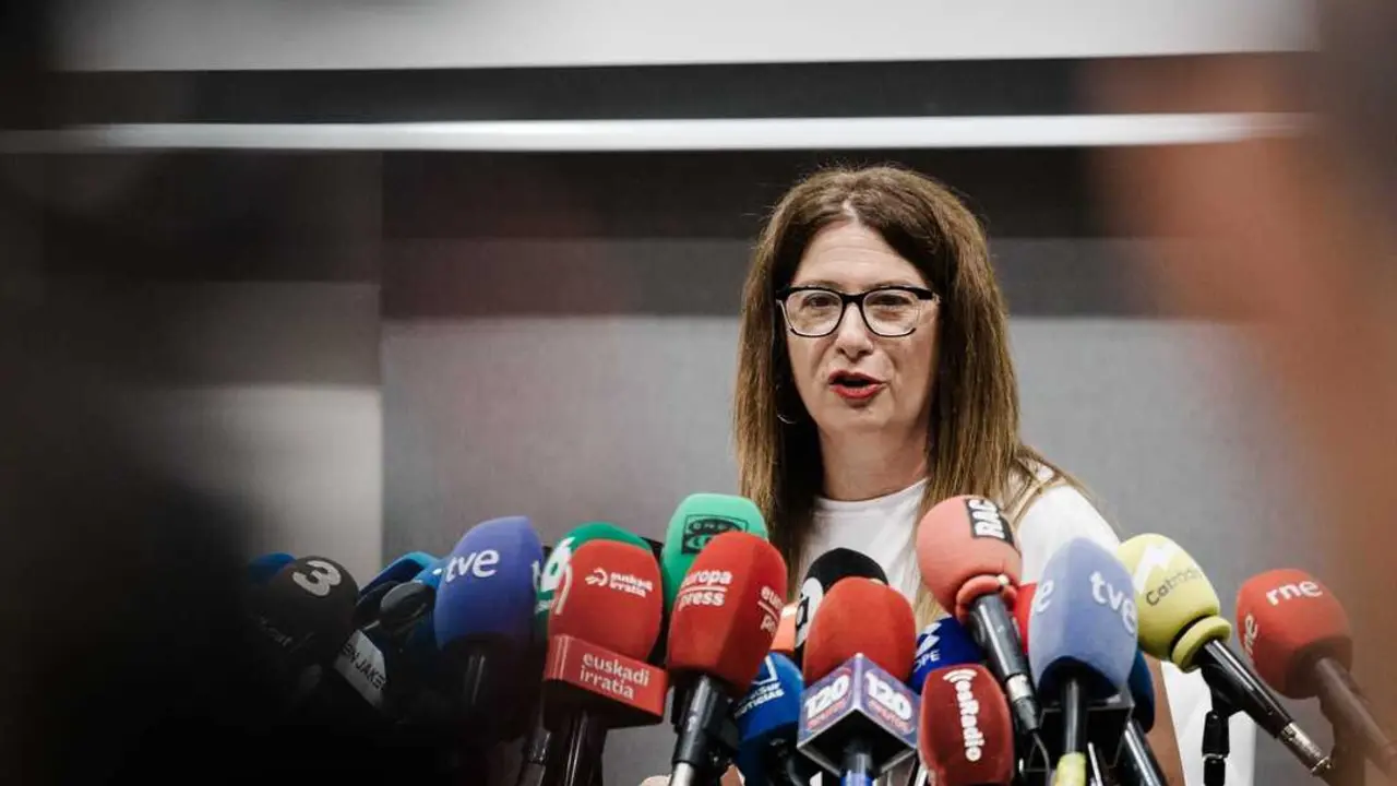 La exmilitante socialista Leire D&iacute;ez durante una rueda de prensa. / Carlos Luj&aacute;n