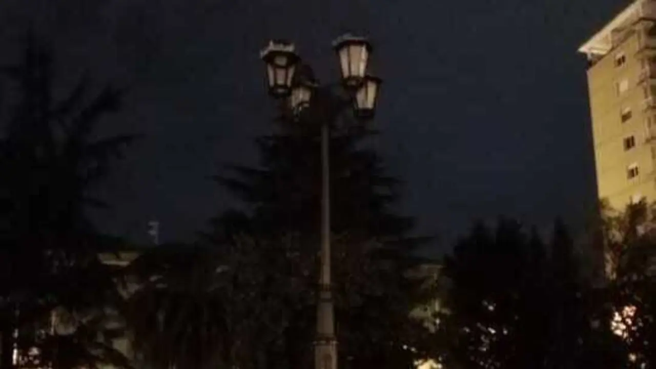 Los vecinos denuncian un nuevo apag&oacute;n en el barrio. / torrelavega se mueve