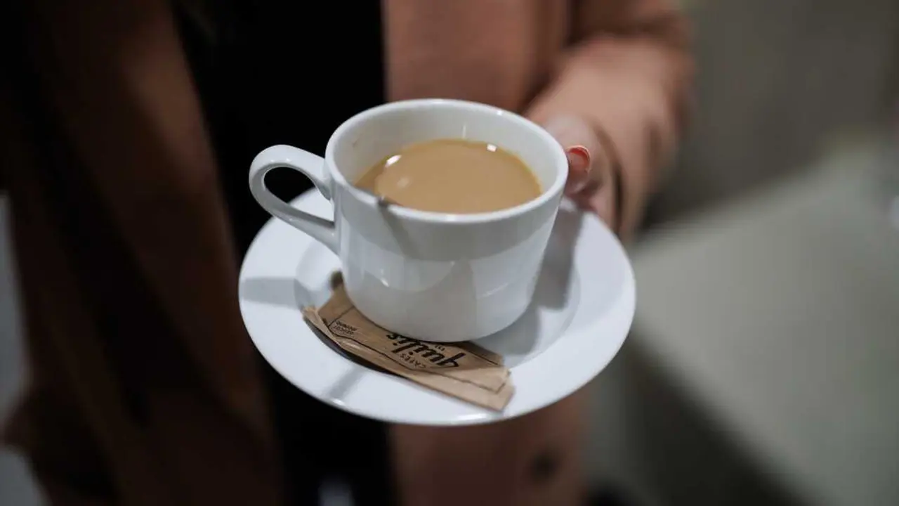 Una persona con un caf&eacute; en la mano. / EP