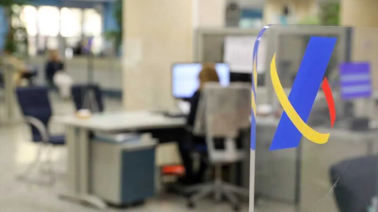 Una empleada trabaja en una oficina de la Agencia Tributaria. / EP