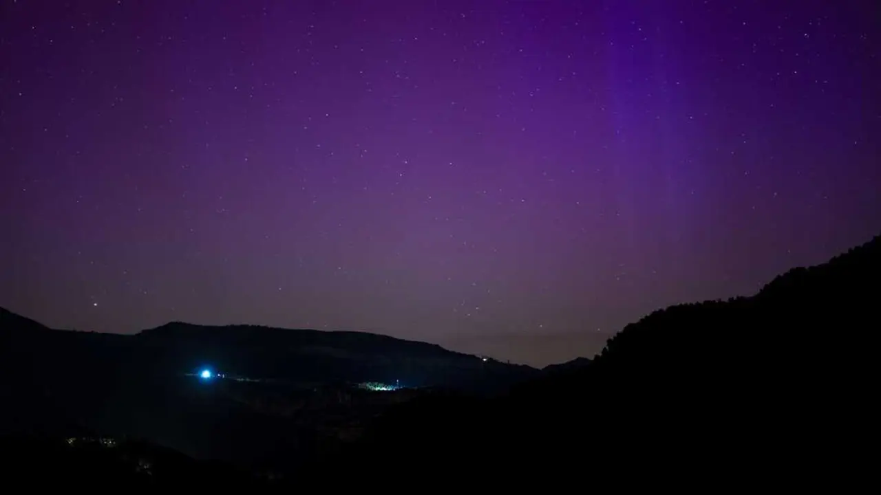 Aurora boreal desde el Mirador de la Figuerassa, el a&ntilde;o pasado. / Lorena Sope&ntilde;a