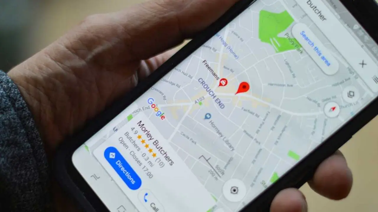 Una persona usando en su dispositivo la app de Google Maps. / EP