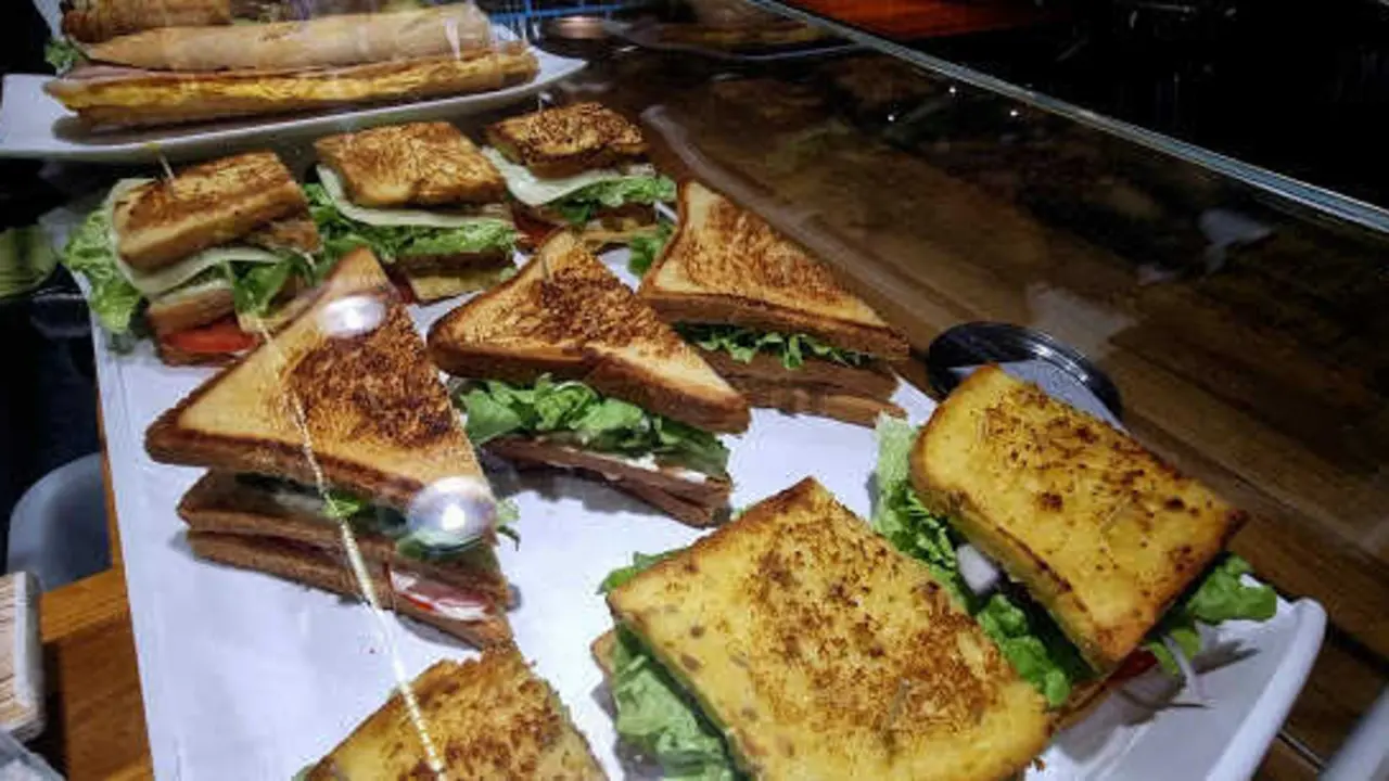 En el centro de Santander, esta cafeter&iacute;a ofrece mucho m&aacute;s que caf&eacute;: una carta completa con platos para todos los gustos y bolsillos. / A.E