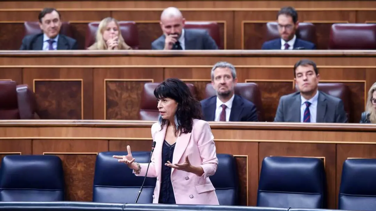 La ministra de Sanidad, Ana Redondo, interviene durante una sesi&oacute;n de control al Gobierno. / Gustavo Valiente