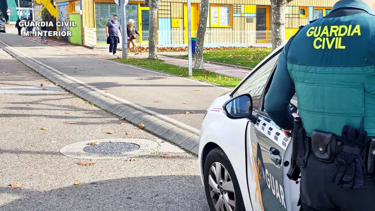 Joyas valoradas en m&aacute;s de 8.500 euros desaparecieron poco a poco mientras la autora se ganaba su confianza. / GUARDIA CIVIL