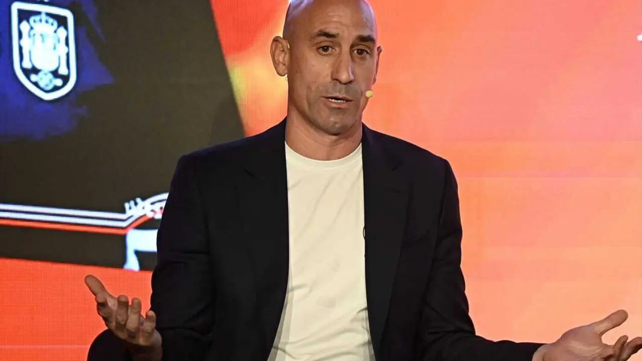 Luis Rubiales durante la presentaci&oacute;n de su libro 'Matar a Rubiales'. / Francisco Guerra