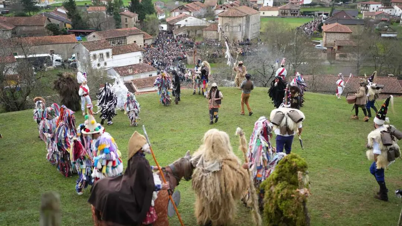 Varias personas participan en la celebraci&oacute;n de la fiesta de la Vijanera. / EP