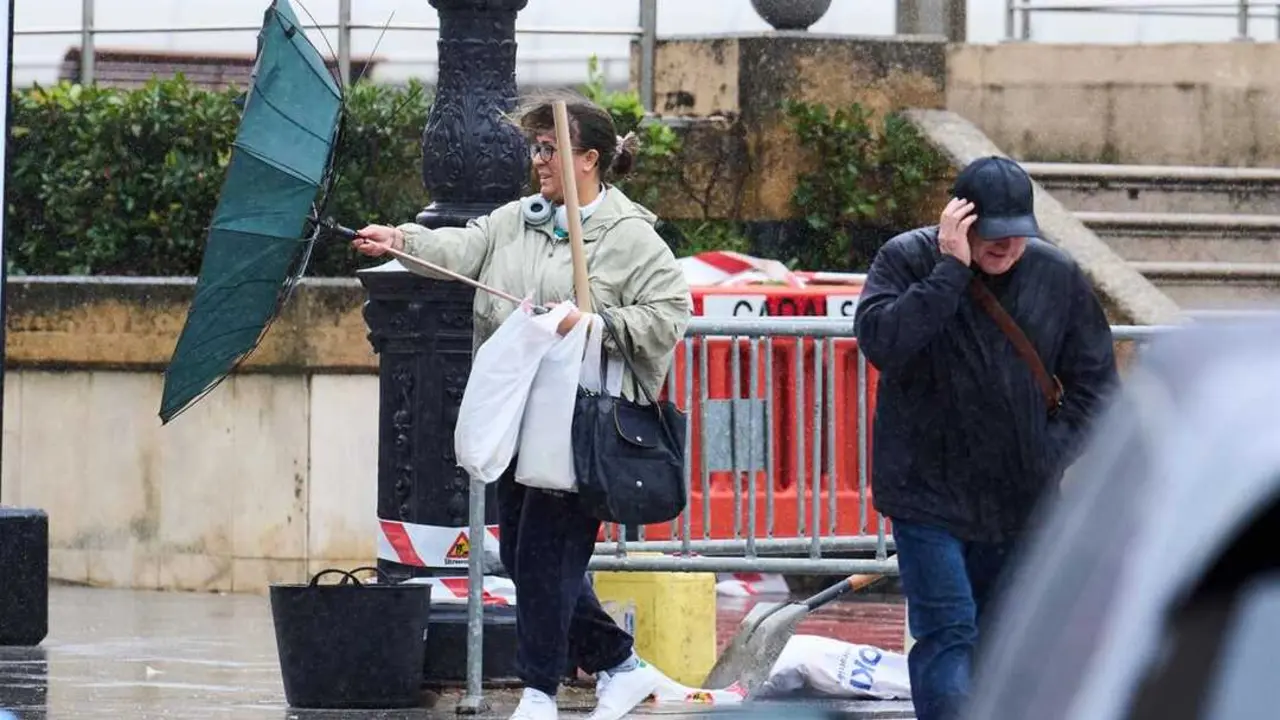 Varias personas un d&iacute;a de viento sur en Cantabria. / EP