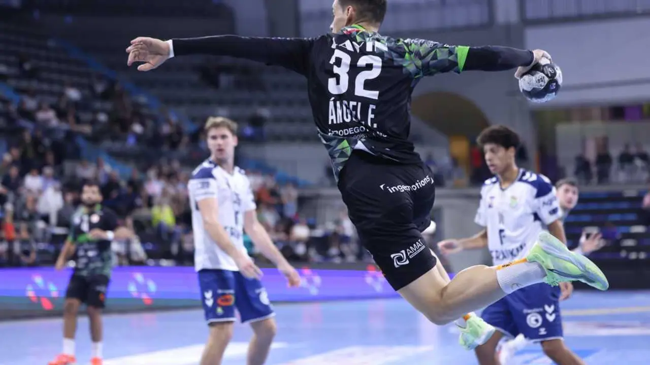 Ángel Fernández durante un partido con el Torrelavega. / BM Torrelavega