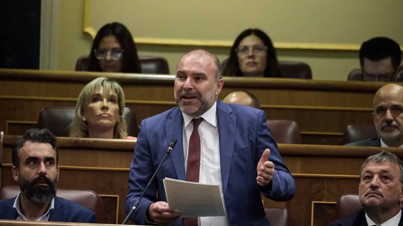 El diputado de Junts Josep Pag&egrave;s interviene durante una sesi&oacute;n de control al Gobierno. / Jes&uacute;s Hell&iacute;n