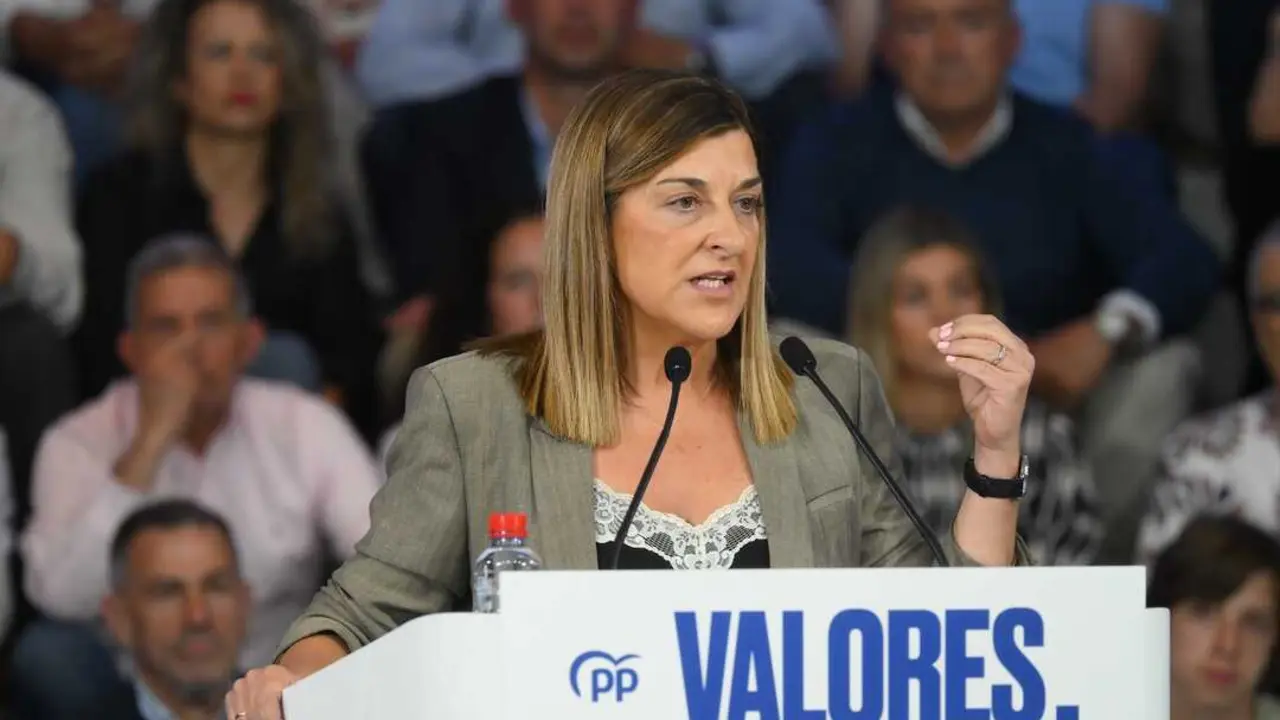 La presidente de Cantabria, Mar&iacute;a Jos&eacute; S&aacute;enz de Buruaga, interviene durante un acto del PP. / Nacho Cubero