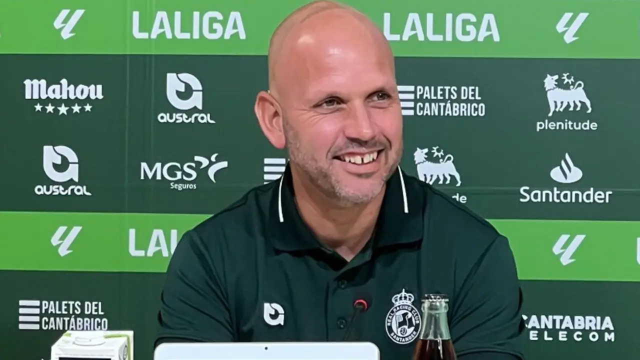 El entrenador del Racing, Jos&eacute; Alberto, en rueda de prensa. / RRC