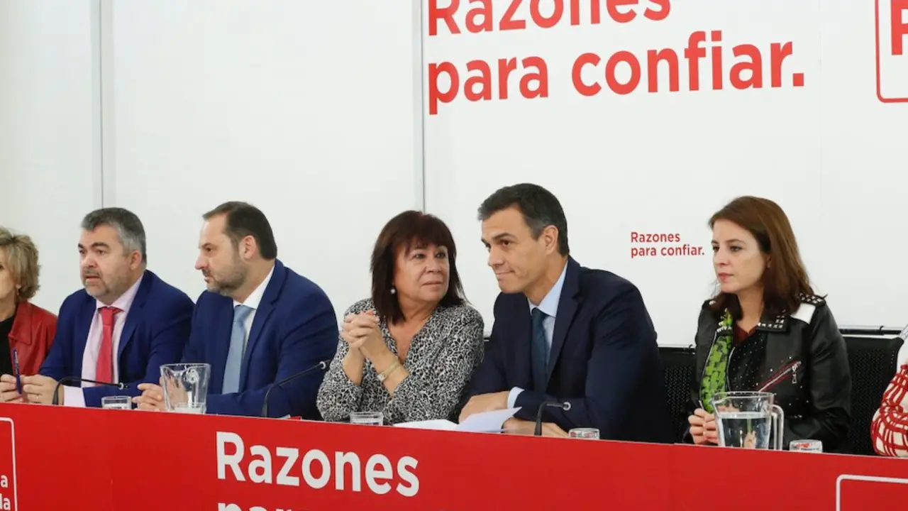 De izquierda a derecha: la secretaria ejecutiva de Sanidad y Consumo, Mar&iacute;a Luisa Carcedo; el secretario ejecutivo de Coordinaci&oacute;n Territorial de la CEF-PSOE, Santos Cerd&aacute;n; el secretario del &Aacute;rea de Organizaci&oacute;n, Jos&eacute; Luis &Aacute;balos; la presidenta de la Comisi&oacute;n Ejecutiva Federal, Cristina Narbona; el secretario general, Pedro S&aacute;nchez; la vicesecretaria general, Adriana Lastra; y la secretaria de &Aacute;rea de Igualdad, Carmen Calvo.  

Foto de archivo

Firma: Marta Fern&aacute;ndez / Europa Press