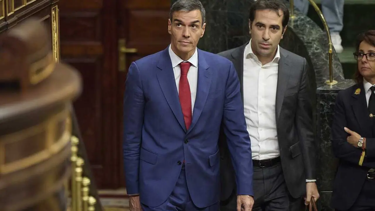 El presidente del Gobierno, Pedro S&aacute;nchez, y el ministro de Econom&iacute;a, Comercio y Empresa, Carlos Cuerpo. / Jes&uacute;s Hell&iacute;n