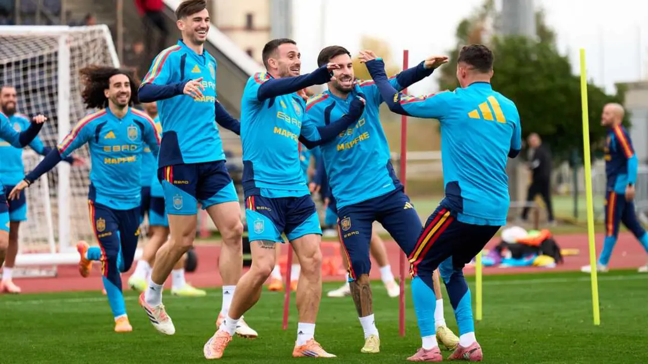 Los jugadores de Espa&ntilde;a durante un entrenamiento. / SEFutbol