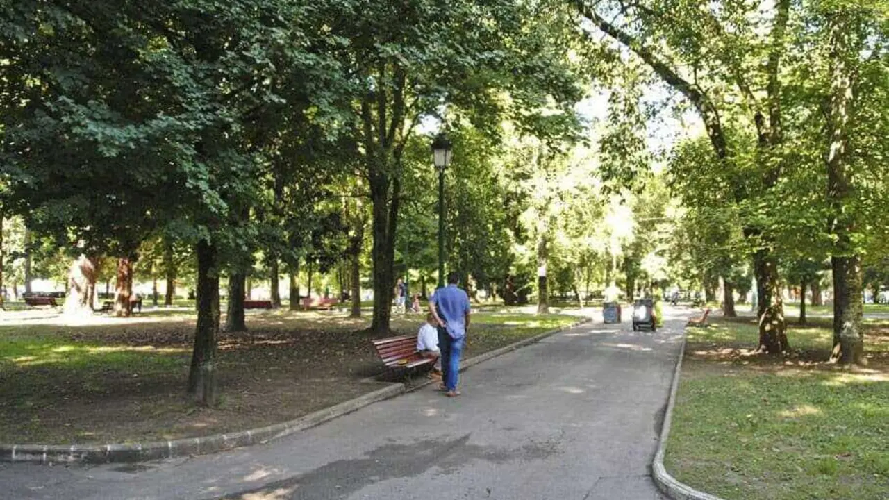 Una persona camina por el parque Manuel Barqu&iacute;n. / a.e