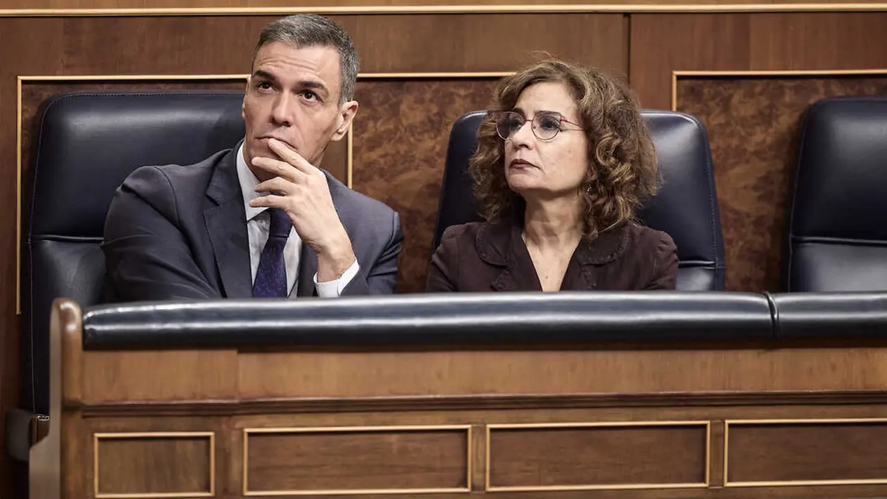 El presidente del Gobierno, Pedro S&aacute;nchez, y la vicepresidenta primera y ministra de Hacienda, Mar&iacute;a Jes&uacute;s Montero. / EP