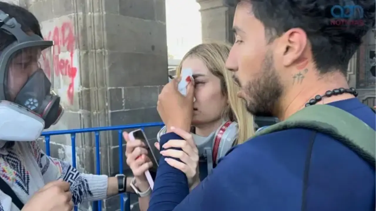 Periodistas, familias y j&oacute;venes son agredidos por polic&iacute;as durante marcha de Generaci&oacute;n Z en el Z&oacute;calo