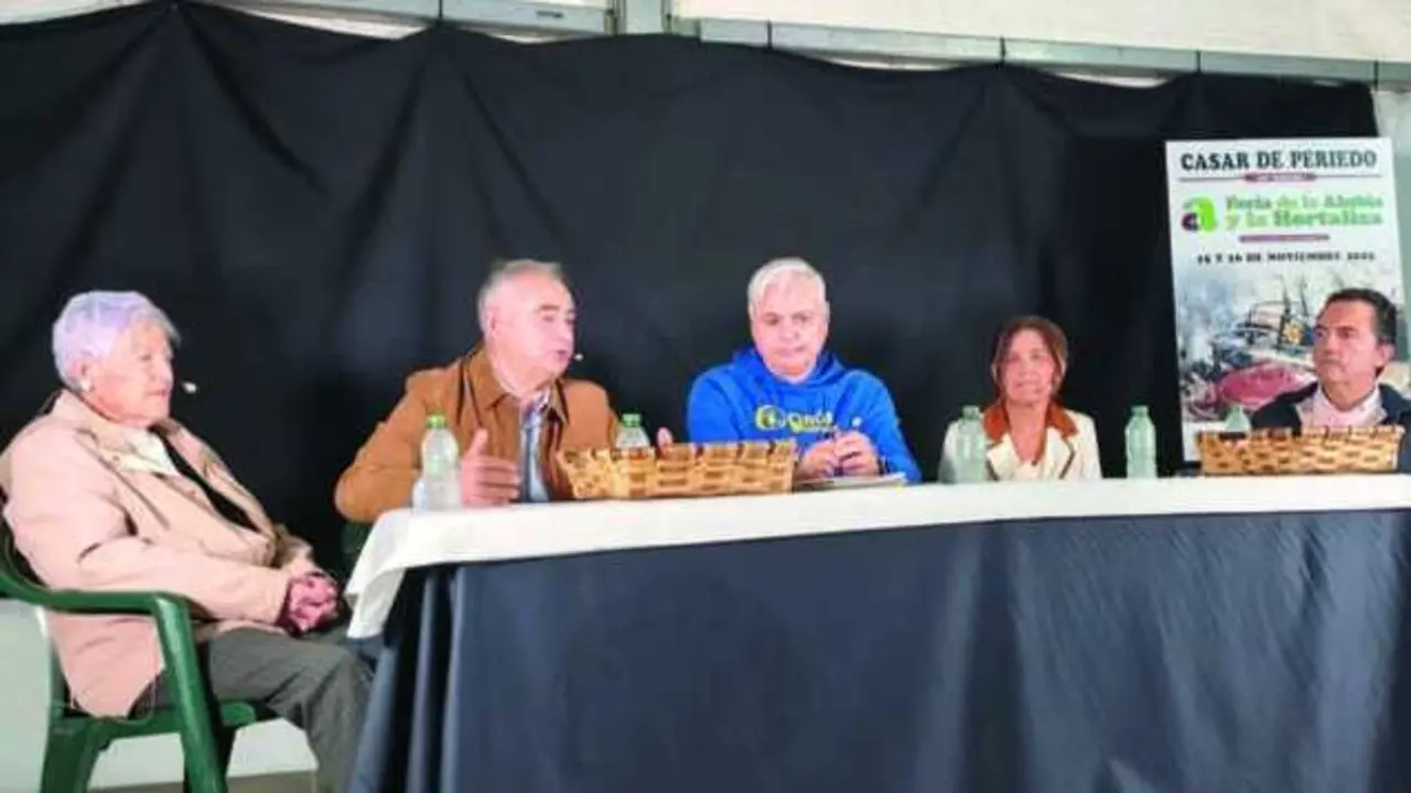 Jos&eacute; Luis Gonz&aacute;lez, segundo por la izquierda, recibi&oacute; la &lsquo;Alubia de Oro&rsquo;. / A. del saja