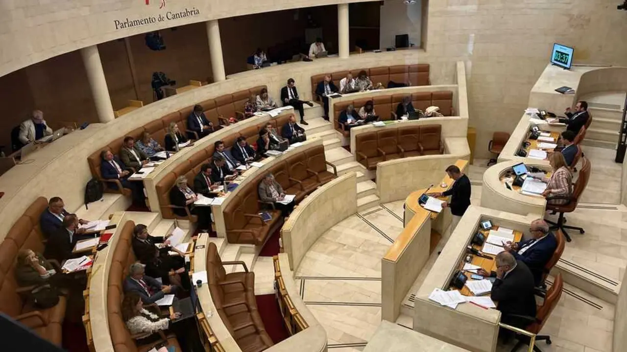 Pleno del Parlamento de Cantabria. / parlamento