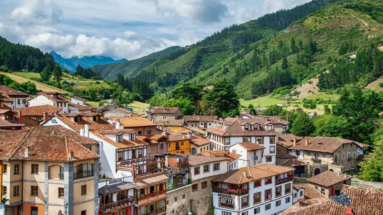 En pleno coraz&oacute;n de Li&eacute;bana, Potes ofrece una experiencia &uacute;nica que combina arquitectura tradicional. / A.E