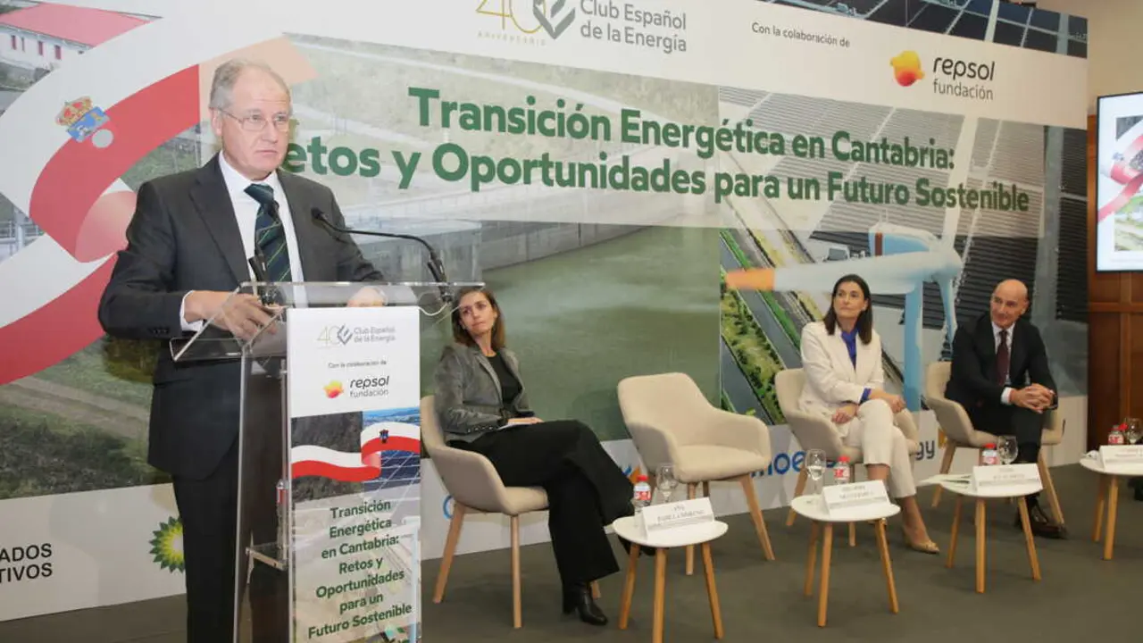 Eduardo Arasti, durante su intervenci&oacute;n en el foro sobre transici&oacute;n energ&eacute;tica celebrado en Santander. / alerta