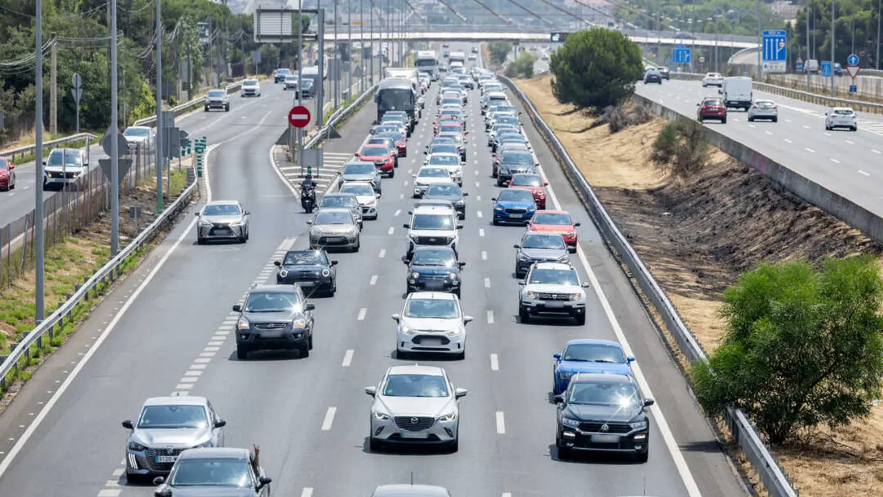 Varios coches circulan por una carretera. / EP