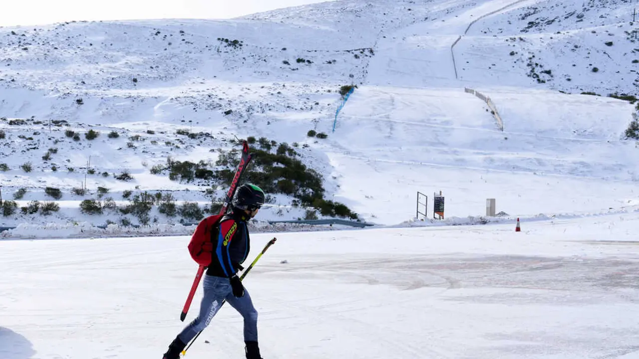 Una persona camina por la estaci&oacute;n de esqu&iacute; y monta&ntilde;a de Alto Campoo. / EP
