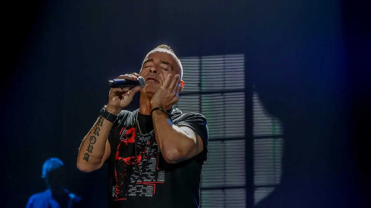 El cantautor italiano Eros Ramazzotti durante una actuaci&oacute;n. / EP / Archivo