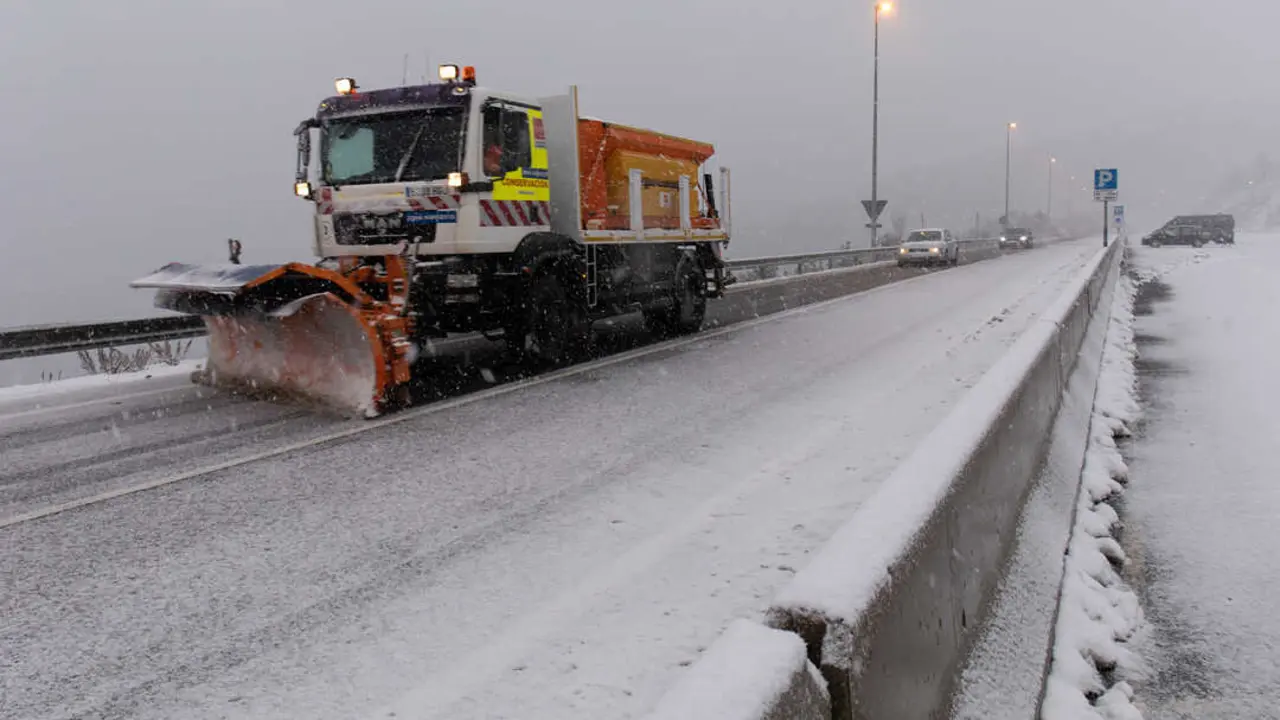 Una m&aacute;quina quitanieves quita la nieve de la carretera. / EP