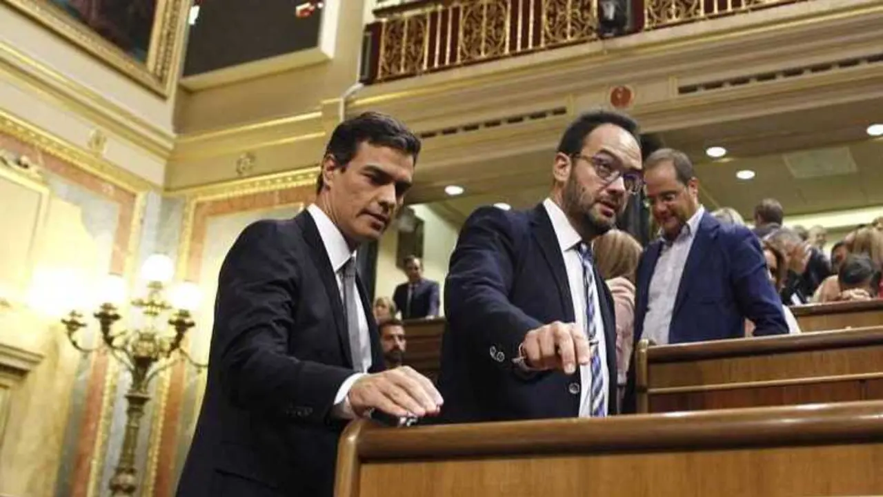 Pedro S&aacute;nchez, Secretario General del PSOE, y Antonio Hernando, portavoz del PSOE.  / EP