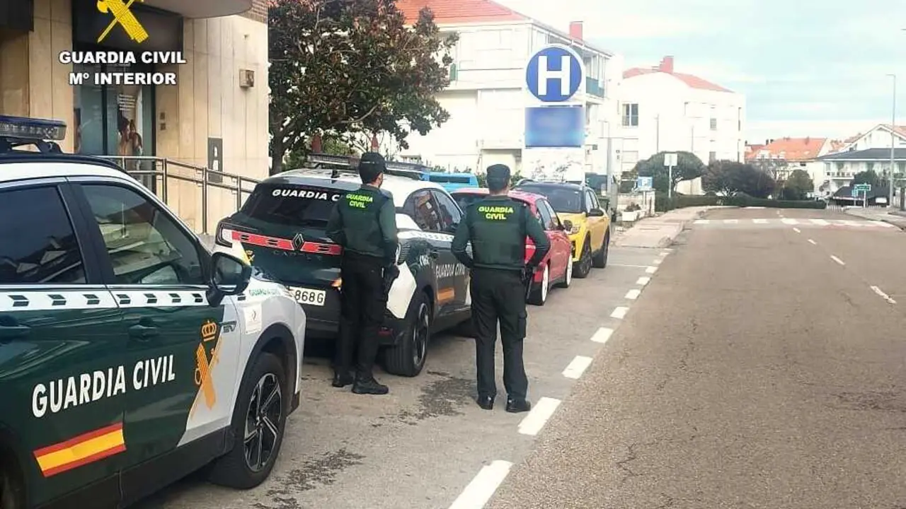 Patrulla de la Guardia Civil en Arnuero. / GC