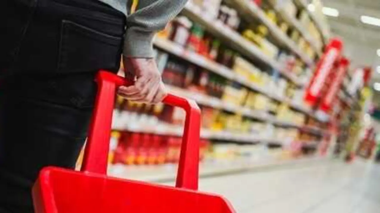 Una persona hace la compra. &frasl; EP