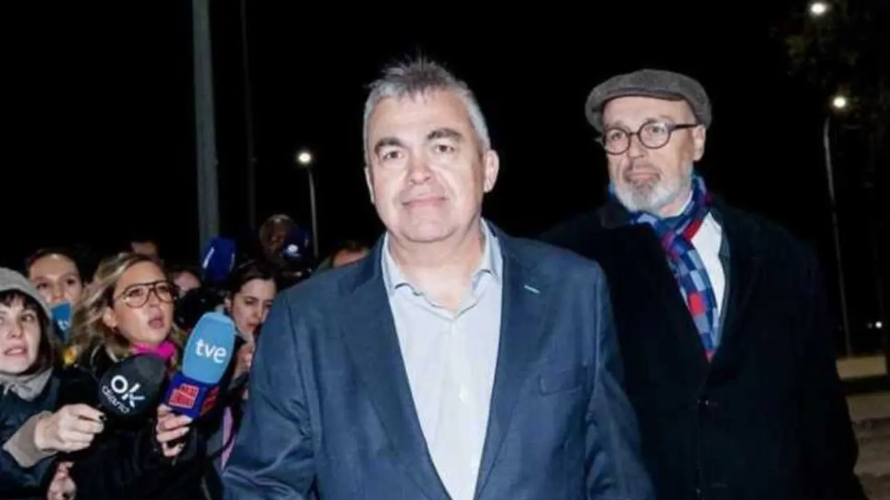 Santos Cerd&aacute;n junto a uno de sus abogados tras salir de la c&aacute;rcel. / EP