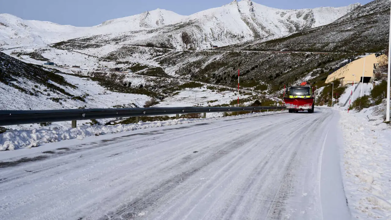 Una carretera nevada, en la estaci&oacute;n de esqu&iacute; y monta&ntilde;a de Alto Campoo. / EP