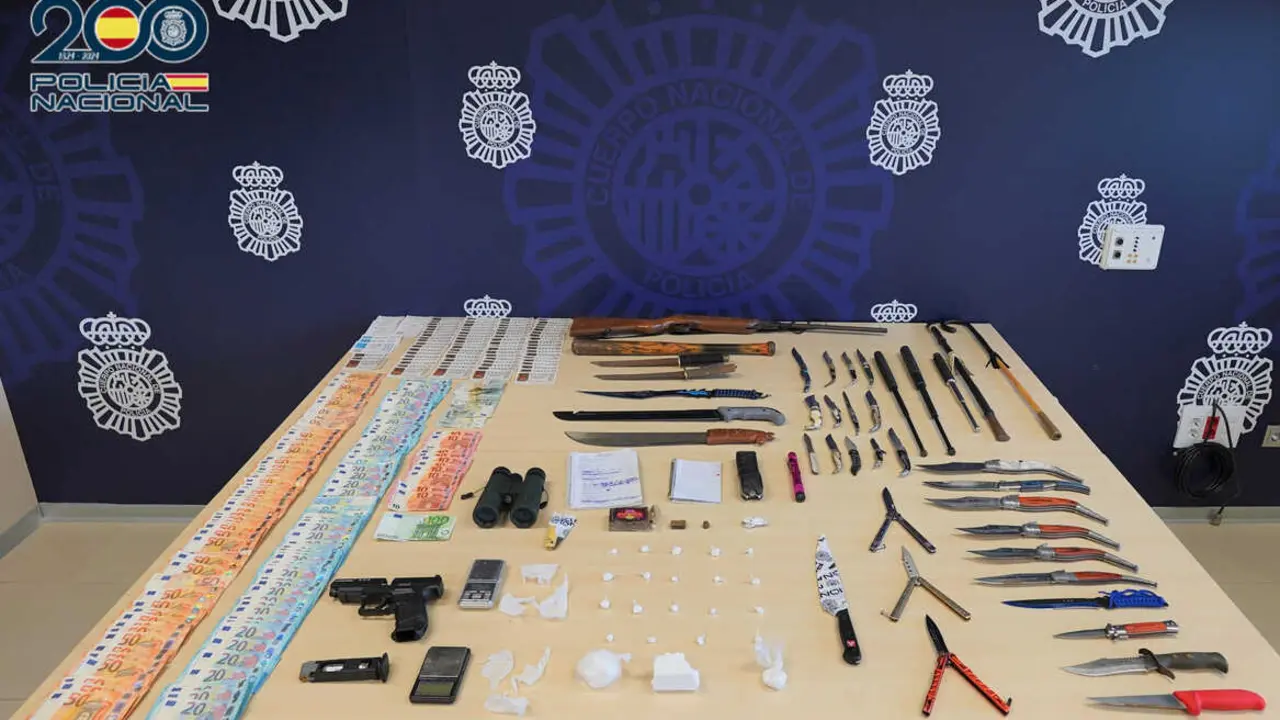 Ten&iacute;an m&aacute;s de 200 gramos de estupefacientes, armas blancas, aire comprimido y una suma en met&aacute;lico que supera los 5.900 euros. / P.N