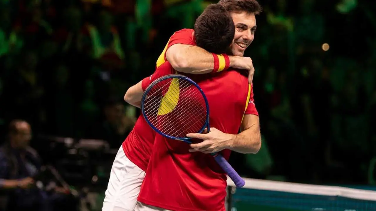 Marcel Granollers y Pedro Mart&iacute;nez celebran el billete a las semifinales de la Copa Davis 2025. / EP