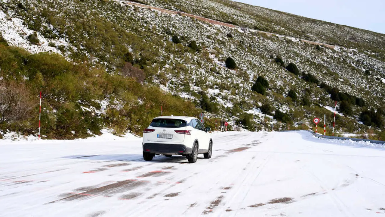 Un coche en la estaci&oacute;n de esqu&iacute; y monta&ntilde;a de Alto Campoo. / ep