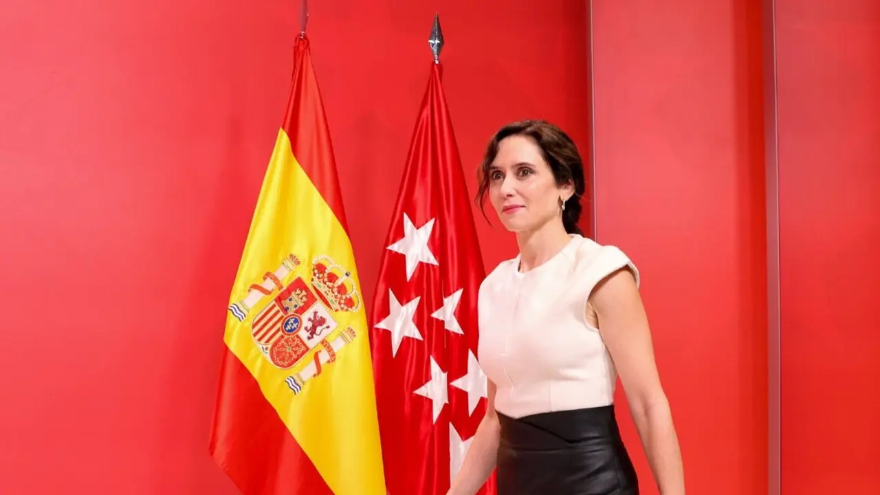 La presidenta de la Comunidad de Madrid, Isabel D&iacute;az Ayuso, comparece ante los medios de comunicaci&oacute;n, a 21 de noviembre de 2025, en Madrid (Espa&ntilde;a). El Tribunal Supremo (TS) ha condenado al fiscal general del Estado, &Aacute;lvaro Garc&iacute;a Ort&iacute;z, a dos a&ntilde;os de inhabilitaci&oacute;n y una multa de 7.200 euros por un delito de revelaci&oacute;n de secretos contra Alberto Gonz&aacute;lez Amador --novio de la presidenta madrile&ntilde;a, Isabel D&iacute;az Ayuso--, a quien ordena indemnizar con 10.000 euros por da&ntilde;os morales.
Fecha: 21/11/2025. leer menos

Firma: Marta Fern&aacute;ndez / Europa Press
Personajes: ISABEL D&Iacute;AZ AYUSO