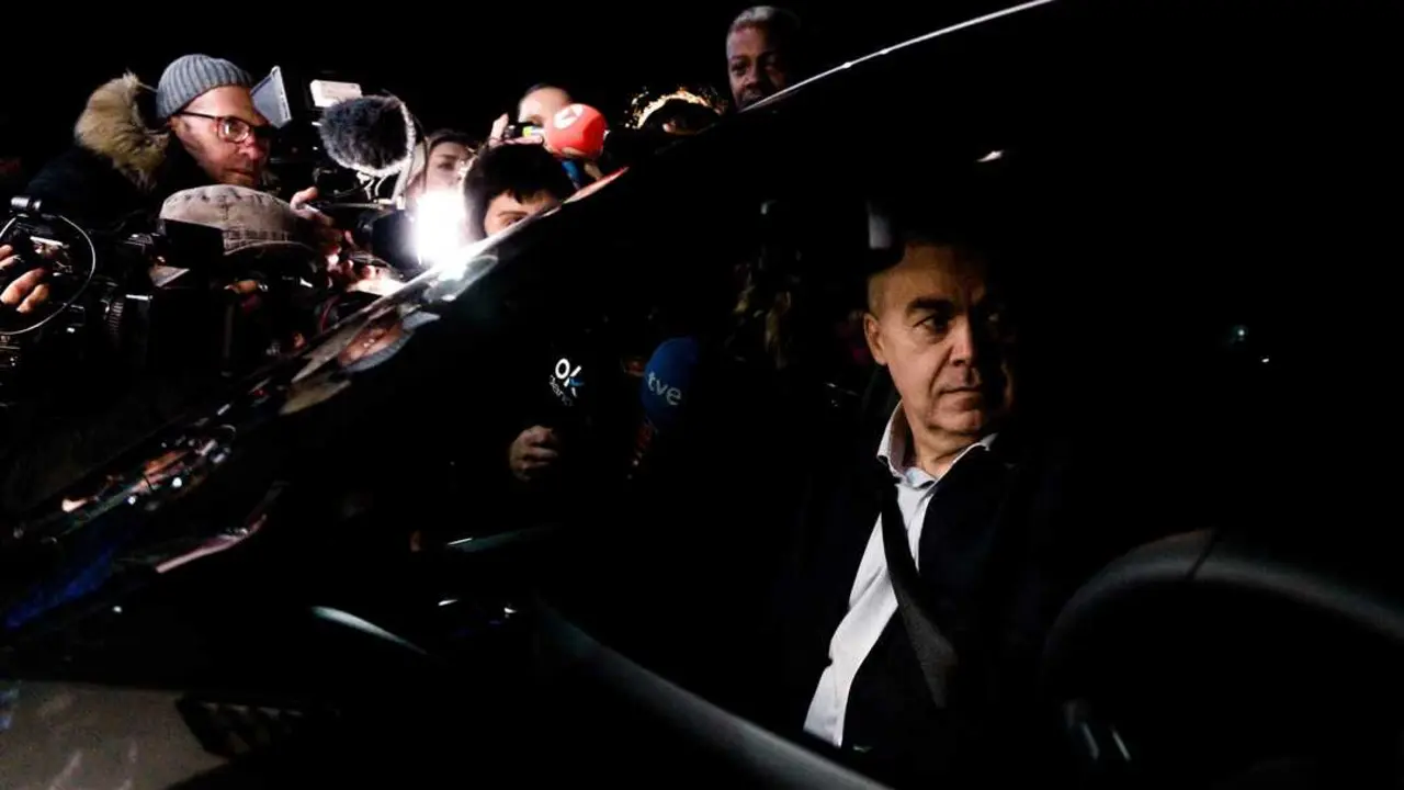 El exsecretario de organizaci&oacute;n del PSOE, Santos Cerd&aacute;n, a su salida de la prisi&oacute;n de Soto del Real, a 19 de noviembre de 2025, en Soto del Real, Madrid (Espa&ntilde;a). El instructor del &lsquo;caso Koldo&rsquo; en el Tribunal Supremo (TS), Leopoldo Puente, ha puesto en libertad a Cerd&aacute;n tras 4 meses y 20 d&iacute;as en prisi&oacute;n provisional por su presunto &ldquo;papel principal&rdquo; en la trama de adjudicaci&oacute;n de obra p&uacute;blica a cambio leer m&aacute;s de comisiones que se investiga en el caso, pero le han impuesto medidas cautelares &ndash;prohibici&oacute;n de salida del pa&iacute;s y firma quincenal en sede judicial&ndash; ante los fuertes indicios en su contra.
Fecha: 19/11/2025.

Firma: Carlos Luj&aacute;n / Europa Press
Personajes: SANTOS CERD&Aacute;N LE&Oacute;N