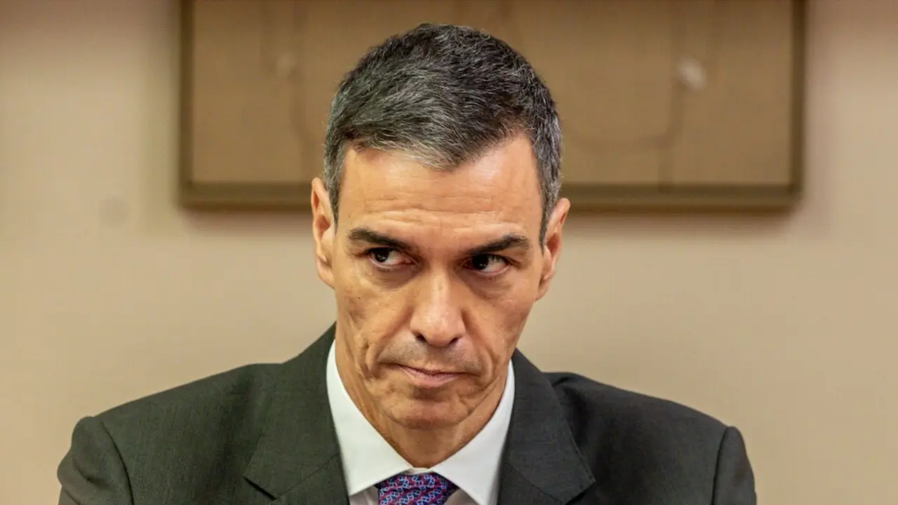 El presidente del Gobierno, Pedro S&aacute;nchez, asiste a la presentaci&oacute;n de la serie de ficci&oacute;n 'Anatom&iacute;a de un instante', en el Congreso de los Diputados, a 20 de noviembre de 2025, Madrid (Espa&ntilde;a).  

Firma: Ricardo Rubio / Europa Press