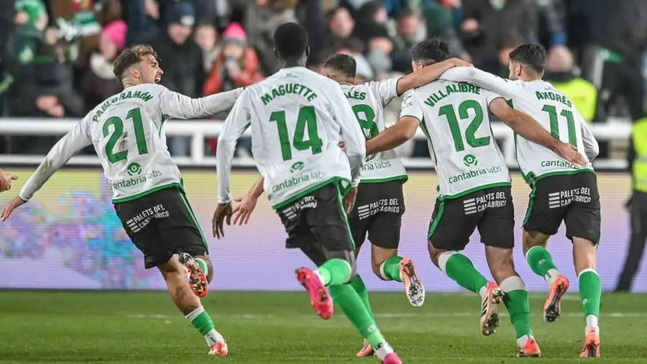Los jugadores del conjunto c&aacute;ntabro celebran la victoria tras una jornada en la que El Racing manej&oacute; el partido con orden, transiciones limpias y llegada. / L.H