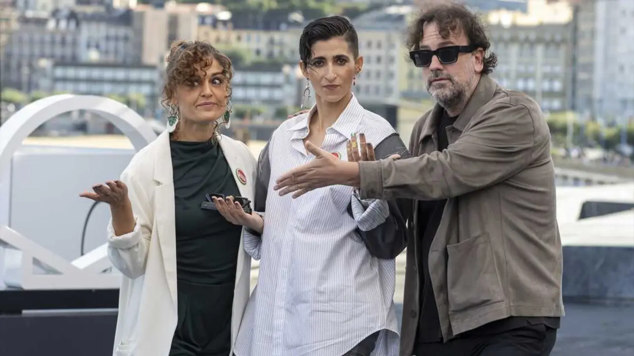 (I-D) La directora Elena Molina; la actriz Alba Flores, y el director Isaki Lacuesta, posan en el photocall previo a la rueda de prensa de la pel&iacute;cula 'Flores para Antonio'. / Arnaitz Rubio