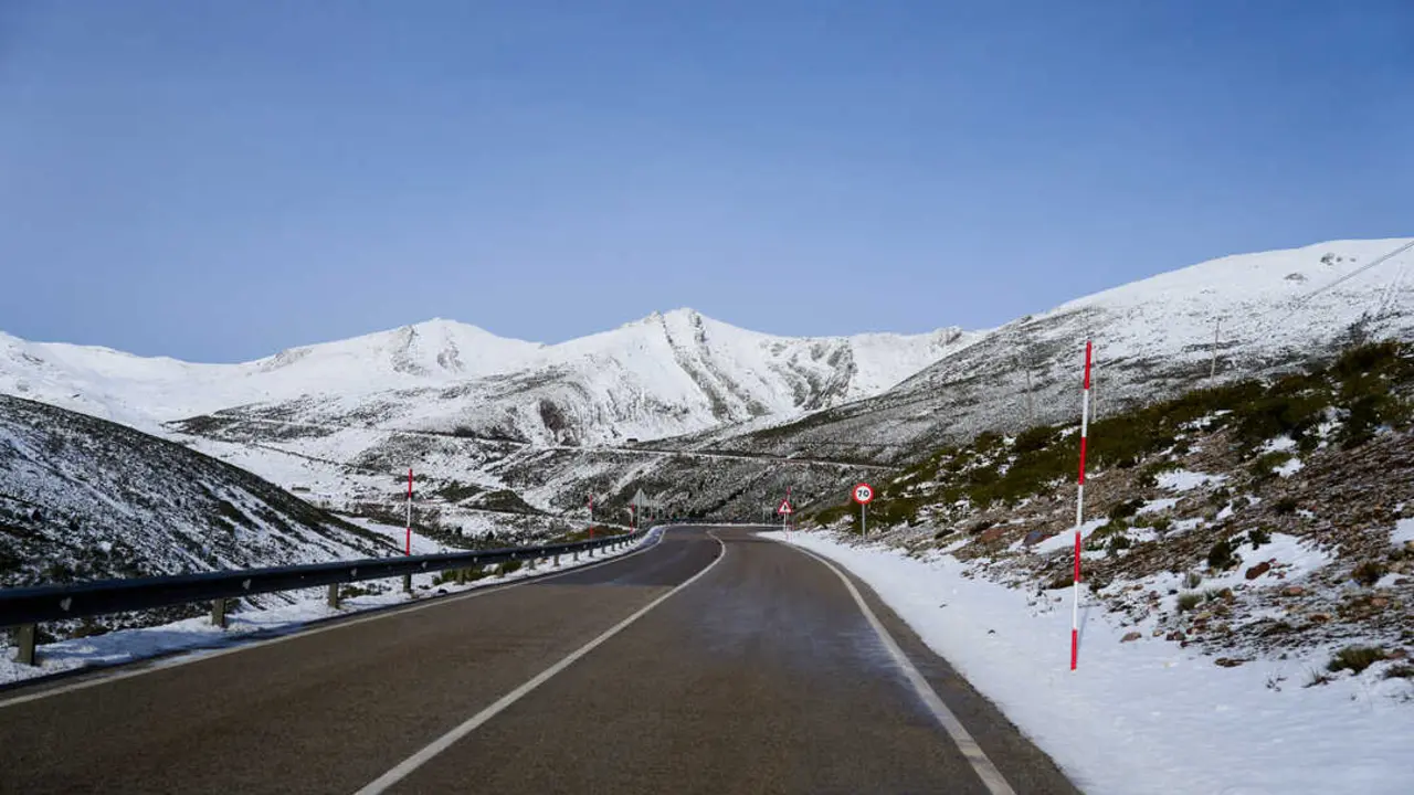 Nieve en las monta&ntilde;as, vista desde la carretera en la estaci&oacute;n de esqu&iacute; y monta&ntilde;a de Alto Campoo. / EP


FOTO: Juan Manuel Serrano Arce